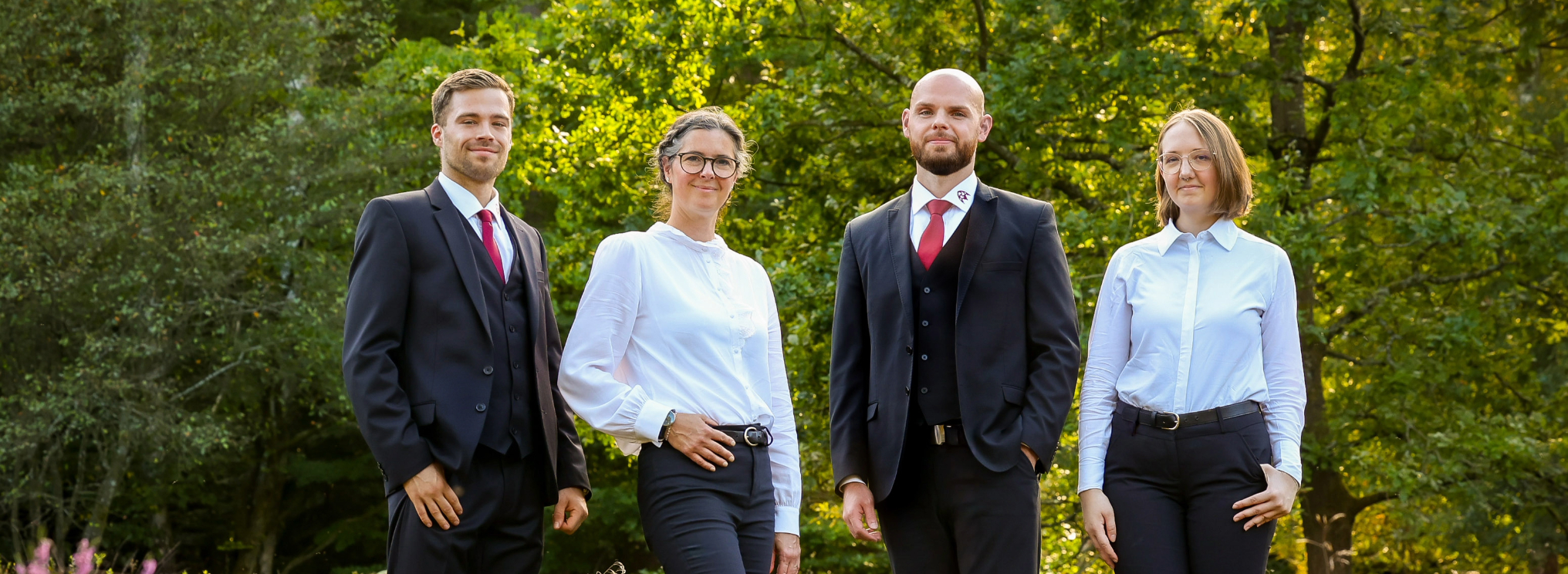 Nachdenkliche junge Frau blickt in den Sonnenuntergang, während der Schriftzug „Wir machen den letzten Weg zu einem guten Anfang.“ die Botschaft von Dommerdich Bestattungen Hamburg unterstreicht. Das warme Licht vermittelt eine Atmosphäre von Hoffnung und Abschied.